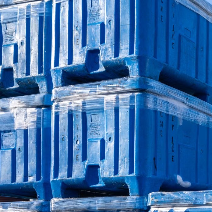 Completely closed plastic pallet box 1200x1000x915 mm in Qatar